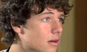  Ator de Belíssima que caiu do 5º andar de prédio aparece em cama de hospital  