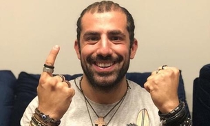 Irmã de ex-BBB Kaysar posta foto com os pais a caminho do Brasil