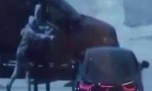 Câmera flagra momento que rapper XXXTentacion é morto a tiros; Veja