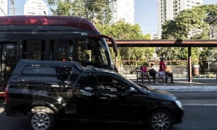 Enfurecida, travesti esfaqueia motorista de ônibus e atropela mulher 