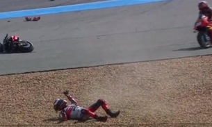 Piloto sofre acidente e moto se despedaça na pista, veja vídeo