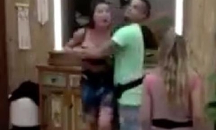 A Fazenda 10: Em briga generalizada, Gabi Prado parte para cima de Nadja