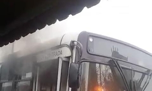 Ônibus pega fogo em parada e assusta passageiros em Manaus