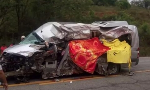 Família morre e nove pessoas ficam feridas em acidente gravíssimo entre van e carrreta