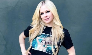  Avril Lavigne comenta teoria da conspiração que diz que ela morreu e foi substituída
