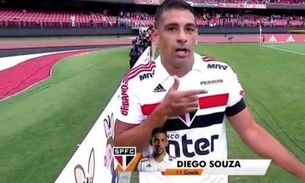 Após gol do São Paulo, Diego Souza faz gesto de arma e bate continência para Bolsonaro