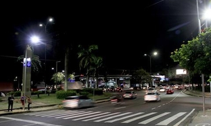 Instalação de faixas com iluminação LED avança em Manaus