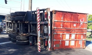 Carreta tomba durante manobra de retorno em avenida de Manaus