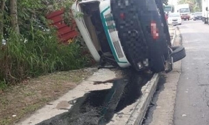 Vídeo mostra momento em que carreta tomba e por pouco não esmaga motorista em Manaus