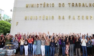 Servidores dão abraço simbólico no prédio do Ministério do Trabalho