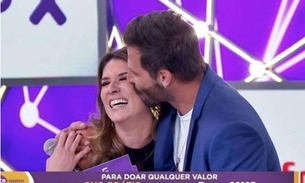 Patrícia Abravanel “empurra” irmã para Henri Castelli durante programa e internautas “vão à loucura”