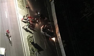 Carro derruba poste, capota e deixa motorista ferido em avenida de Manaus