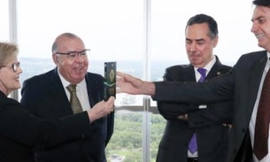 Ministra Rosa Weber entrega Constituição para Bolsonaro em visita de cortesia