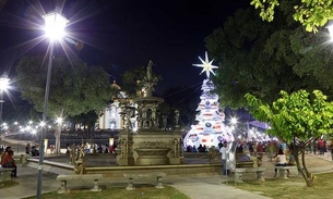 Manaus entra no clima de natal e recebe primeira árvore na Praça da Matriz