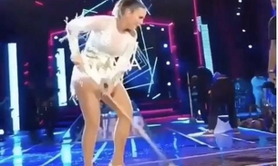Ivete Sangalo ajuda equipe de limpeza a tirar água do palco em gravação 