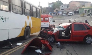 Em suposto racha, jovem perde controle de carro e atinge ônibus em Manaus