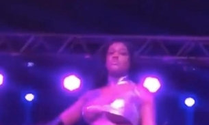 Azealia Banks abandona palco após cantar 6 músicas e fã defecar na grade