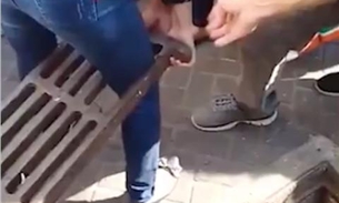 Mulher cai em bueiro e fica com perna presa em grade no Centro de Manaus