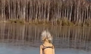 De lingerie, jovem mergulha em lago e tem surpresa inacreditável; Veja