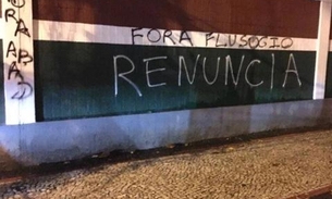 Sede do Fluminense é pichada com frases contra o presidente e cobrança por atrasados