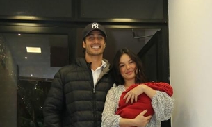 Sorridente, Isis Valverde deixa maternidade com filho no colo