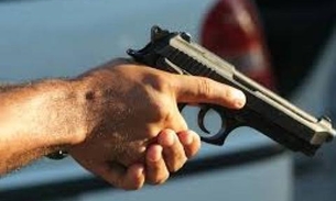 Armado com pistola, homem troca tiros com policiais e acaba baleado em Manaus