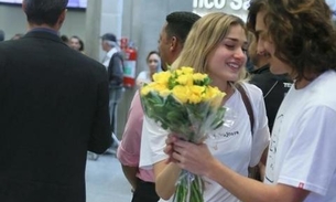 Sasha chega ao Brasil e se emociona com surpresa do namorado em aeroporto