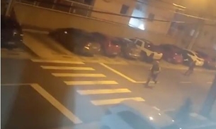 Em Manaus, assaltantes invadem condomínio na Ponta Negra e trocam tiros com PM's; veja vídeo