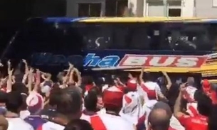 Após ser adiada por ataque, final da Libertadores entre Boca e River é suspensa