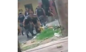 Vídeo mostra PM agredindo mulher a cotovelada e puxão de cabelo em Manaus