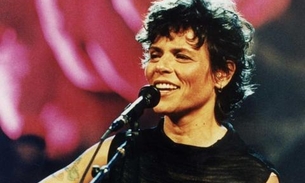 Voz do filho de Cássia Eller chama atenção por semelhança com a mãe em show