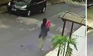 Mãe é presa após ser flagrada abandonando própria filha de 1 ano na rua; Veja o vídeo