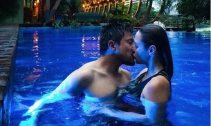 No Amazonas, Ana Paula Renault posa aos beijos com namorado em resort de luxo