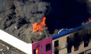 Incêndio atinge fábrica na região da Rua 25 de Março em São Paulo 