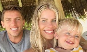 Karina Bacchi mostra fotos do casamento secreto no religioso