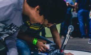 Escola de robótica oferece oficinas gratuitas para crianças em troca de roupas para doação