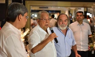 Amazonino se confraterniza com equipe e faz homenagem emocionada a Mestrinho