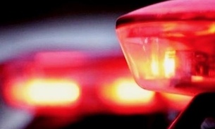 Idosa de 61 anos desmaia ao ser agredida com socos e empurrões pelo filho embriagado em hotel