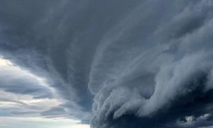 Nuvem 'sinistra' assusta turistas e moradores em praia brasileira