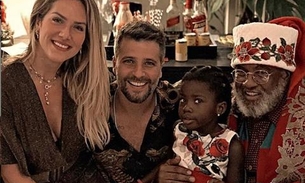 Bruno e Gio Ewbank apresentam Papai Noel negro a Titi, ‘Natal colorido'