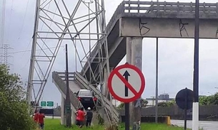 Motorista confunde passarela de pedestres com viaduto e pior acontece