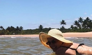  Em foto rara de biquíni, Alice Wegmann empina bumbum na Bahia