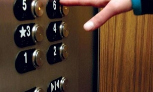 Crianças ficam presas em elevador de condomínio luxuoso em Manaus