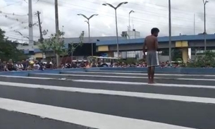 Homem sobe em viaduto e ameaça se jogar em Manaus 