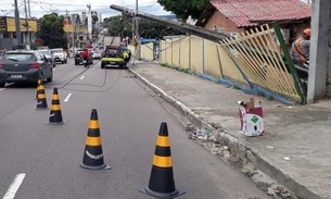 Serviços são interrompidos após carreta colidir com fiação elétrica da Prefeitura de Manaus