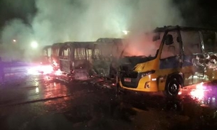 Incêndio em garagem destrói oito micro-ônibus alternativos em Manaus