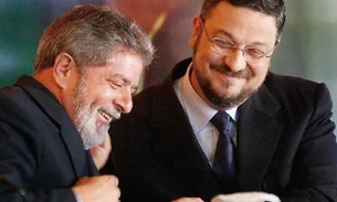 Palocci diz que entregou dinheiro vivo da Odebrecht a Lula em caixas de celular e de uísque