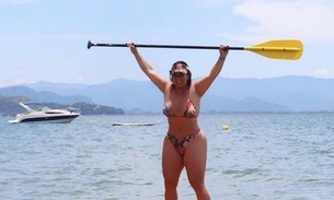 Fabíola Gadelha mostra curvas de biquíni durante férias