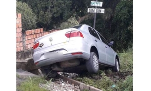 Em Manaus, motorista perde controle e carro vai parar em barranco