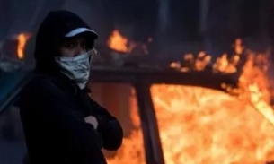 Venezuelanos queimam estátua de Chávez em protesto contra Maduro